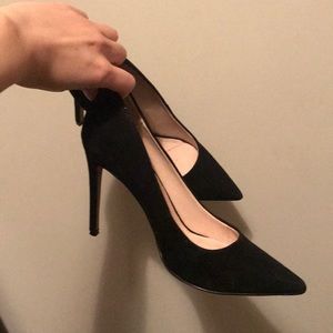 Black pumps